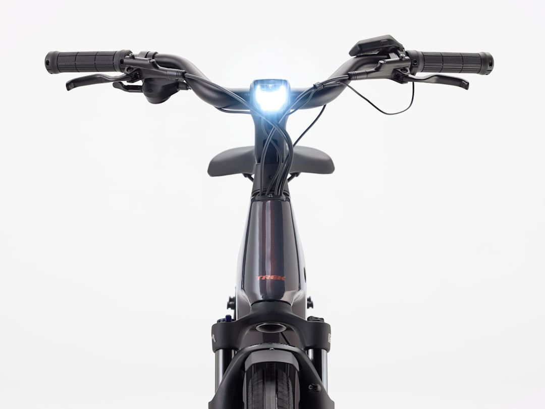 Vélo hybride électrique Trek Charter+ 4 Lowstep 2027, cockpit