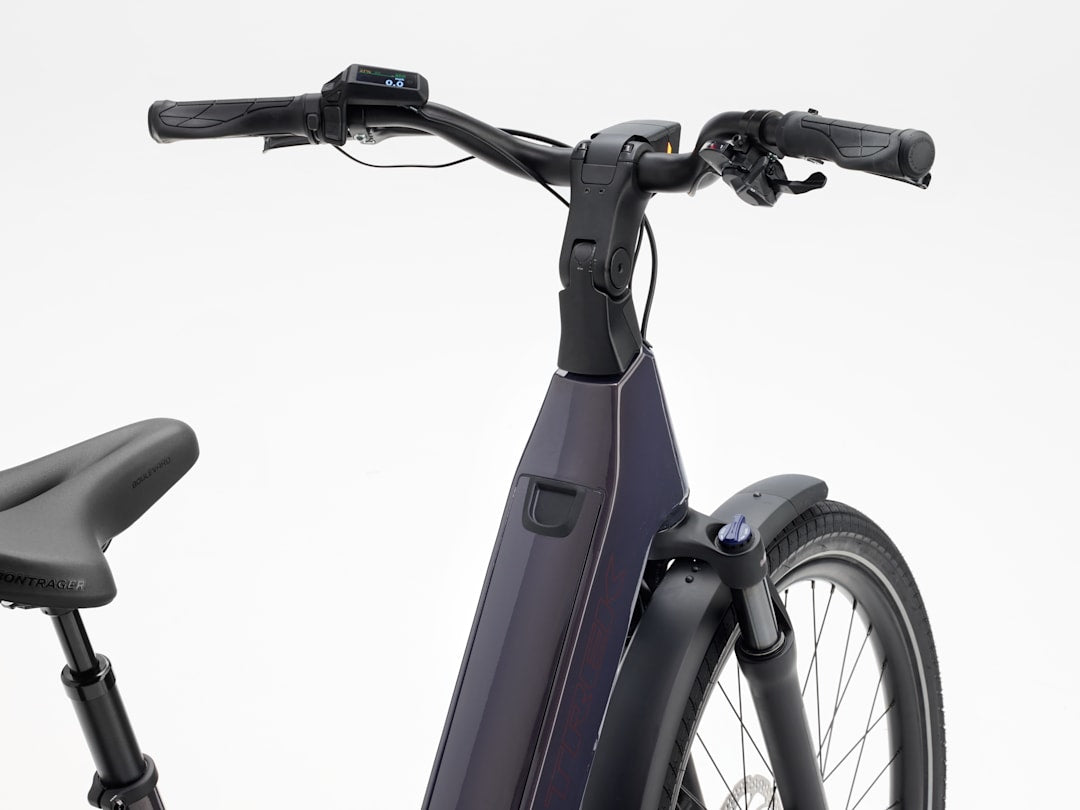 Vélo hybride électrique Trek Charter+ 4 Lowstep 2027, cockpit