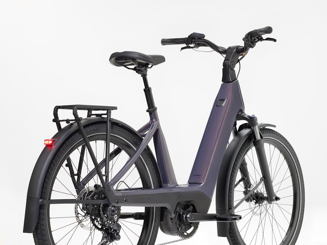 Vélo hybride électrique Trek Charter+ 4 Lowstep 2027, trois-quarts avant