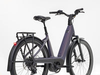Vélo hybride électrique Trek Charter+ 4 Lowstep 2027, trois-quarts avant